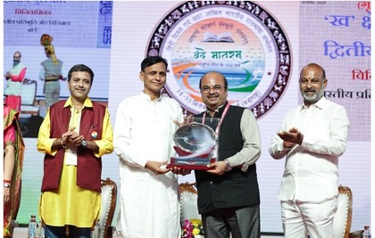 भारत के माननीय गृह राज्य मंत्री श्री नित्यानंद राय जी से पुरस्कार ग्रहण करते हुए सेबी के कार्यपालक निदेशक श्री अमित प्रधान